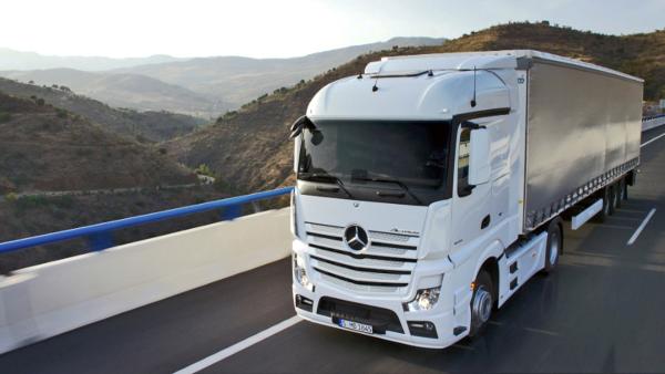 Bild 1 von 3: Bis ein Actros wie dieses Modell endlich auf die Straße kommt, sind hunderte Arbeitsschritte notwendig. Diese werden teils von Hand, teils durch Roboteranlagen ausgeführt.