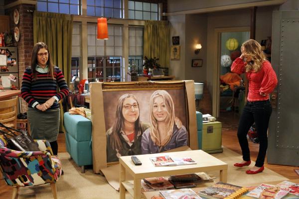 Bild 1 von 19: Während ein Büro in der Universität frei wird und Sheldon gegen seinen Erzfeind Kripke antreten muss, um es zu bekommen, fühlt sich Penny (Kaley Cuoco, r.) nicht sehr wohl, als ihr Amy (Mayim Bialik, l.) ein Geschenk macht ...