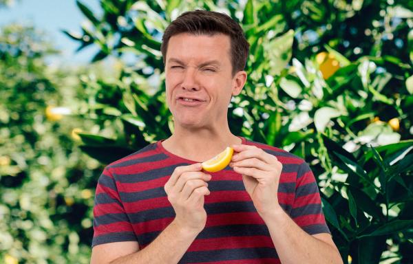 Bild 1 von 17: Benedikt Weber ist zurück im Disney Channel und stellt sich ab Frühjahr in DIE BENI CHALLENGE scheinbar unmöglichen Herausforderungen: Kann ein Mensch 100 Meter weit mit nackten Füßen übers Wasser laufen? Oder unter Wasser eine Bratwurst grillen? Natürlich nicht!... Oder etwa doch? Benedikt findet es raus, egal wie und egal womit, denn \