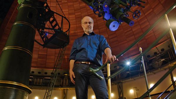 Bild 1 von 2: Es gibt eine Kraft, der nichts und niemand entfliehen kann: Die Schwerkraft hält die Planeten nach einem festen Plan in Bewegung und bestimmt alles Leben auf der Erde. Harald Lesch begibt sich auf die Suche nach dem, was die Welt im Innersten zusammenhält.