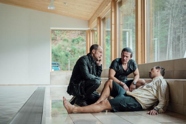 Bild 1 von 6: Micha Oberländer (Matthias Koeberlin, l.) und Sandro Altstätten (Stefan Gorski, M.) knien neben Victor Ballhofer (Marc Benjamin, r.), der einen Schlaganfall erleidet. Micha Oberländer (Matthias Koeberlin) ruft den Notarzt.
