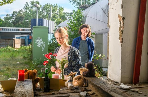 Bild 1 von 8: Im Bild: Oxana (Rika Schlegel, v.) und Ole (Levin Liam, h.) erinnern sich an Carolin.