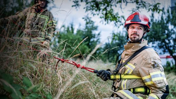 Bild 1 von 1: Bei einem Einsatz im unwegsamen Gelände können sich die Heidelberger Feuerwehrleute aufeinander verlassen.