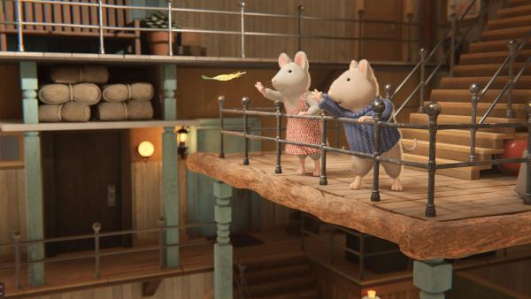 Bild 1 von 2: Julia (links) und Sam (rechts) versuchen verzweifelt, die Feder wieder einzufangen, die ihnen aus Versehen aus der Hand geflogen und ins Treppenhaus des Mäusehauses geweht worden ist.