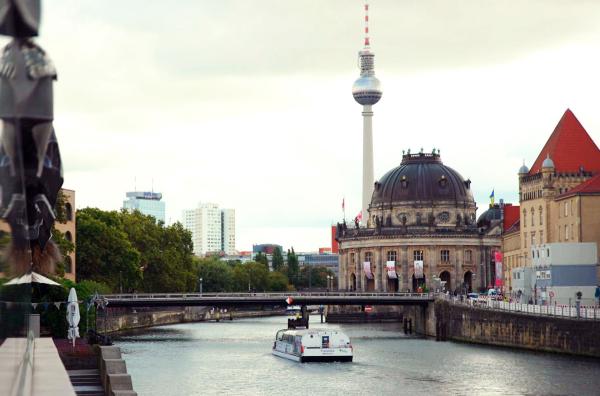 Bild 1 von 4: Punkerin Nina Hagen wurde in Ostberlin geboren und ging 1976 in den Westen.