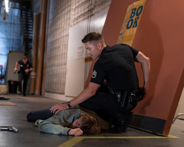 Bild 1 von 4: In der Notunterkunft kommt es zu Schüssen und einigen Verletzen. Officer Tim Bradford (Eric Winter, r.) schaut nach Connor (Levi Meaden, l.).