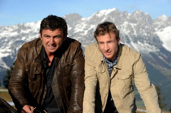 Bild 1 von 1: Bergdoktor Martin Gruber (Hans Sigl, l.) und sein Bruder Hans (Heiko Ruprecht, r.).