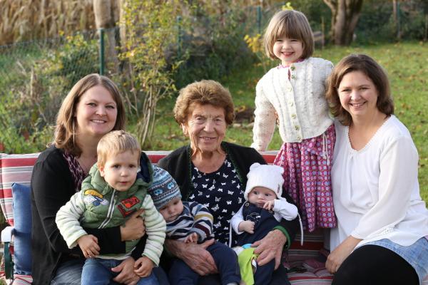Bild 1 von 6: Juliane mit ihren Enkelinnen Christina und Elena und ihren Urenkelkindern.
