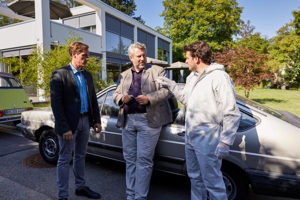 Bild 1 von 8: Auf dem Weg zum Opfer treffen die  Kommissare Bach (Patrick Kalupa, l.) und Stadler (Dieter Fischer, M.) auf Alois Kammermayr (Tommy Schwimmer, r.), den Kollegen der Spurensicherung, der sich bereits einen ersten Eindruck vom Tatort verschafft hat.