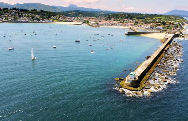 Bild 1 von 4: In der Bucht von Saint Jean de Luz lagern die Weinfässer von Emmanuel Poirmeur unter Wasser.