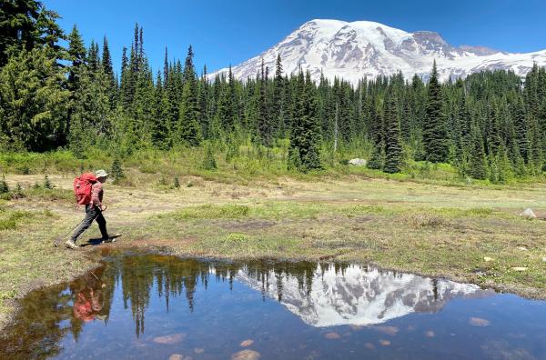 Bild 1 von 2: Louis-Marie Blanchard vor dem Mount Rainier, mit 4.392 Metern der höchste Vulkan der Kaskadenkette und des Bundesstaats Washington