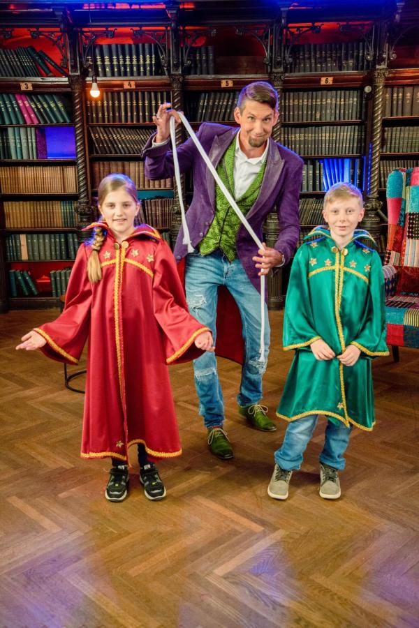 Bild 1 von 10: Im Bild: Zauberlehrer Tristan mit Lina und Nikodemus.