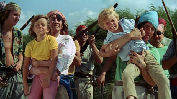 Bild 1 von 3: Annika (Maria Persson) und Tommy (Pär Sundberg) werden im letzten Moment von den Seeräubern gefangen. Wird Pippi auch ihre Freunde befreien können?