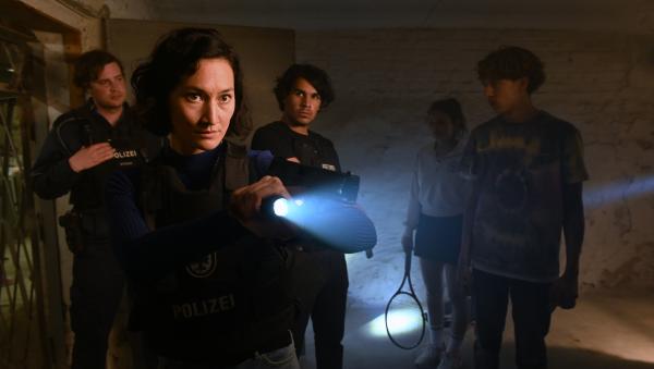 Bild 1 von 4: Können Pauline Hobrecht (Agnes Decker, 2.v.l.) und Samir Amari (Skandar Amini, M.) es mit ihrem Kollegen (Komparse, l.) schaffen, die Entführungsopfer Romy Lubitz (Greta Bohacek, 2.v.r.) und Julian Schmitt (Marven Gabriel Suarez-Brinkert, r.) rechtzeitig zu finden?