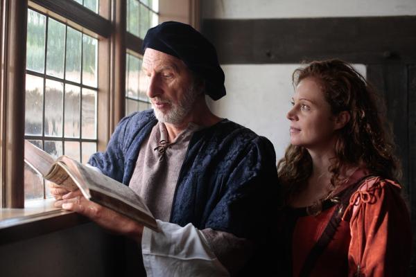 Bild 1 von 20: Im Bild: Nikolaus Kopernikus? (Rufus Beck) revolutionäre Erkenntnisse stellen im 16. Jahrhundert das Weltbild auf den Kopf: die Erde dreht sich um die Sonne, und nicht umgekehrt. Unterstützend an seiner Seite: seine loyale Gefährtin Anna Schilling (Anja Antonowicz).