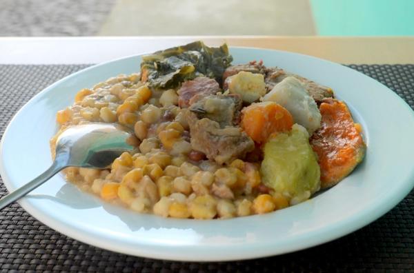 Bild 1 von 3: Cachupa, das Nationalgericht der Kapverden: ein herzhafter Eintopf aus Mais, Bohnen, Süßkartoffeln, Maniok und je nach Variante Fleisch oder Fisch