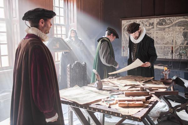 Bild 1 von 9: Ferdinand Magellan (Markus Klauk) studiert die Karten und Globen mit denen er den spanischen König überzeugen will. Es gibt eine Route durch spanische Hoheitsgewässer zu den lukrativen Gewürzinseln, und er wird sie finden.