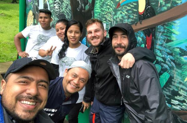 Bild 1 von 5: Der Autor Alexander Späth (2.v.r.) beim Volk der Bribri in Costa Rica