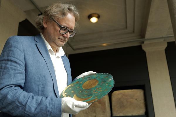 Bild 1 von 7: Archäologe Harald Meller hat die Himmelsscheibe von Nebra wissenschaftlich untersucht.
