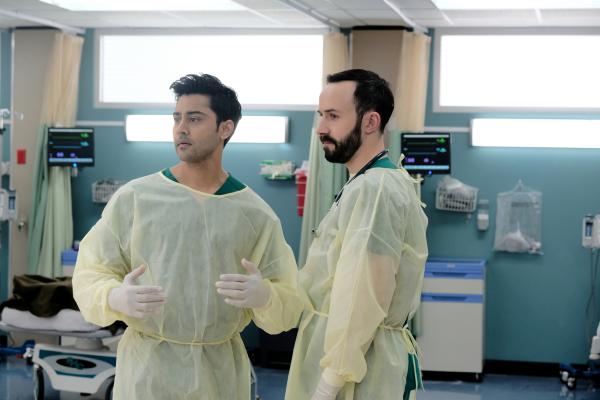 Bild 1 von 17: Dr. Devon Pravesh (Manish Dayal, l.); Dr. Irving Feldman (Tasso Feldman, r.)
