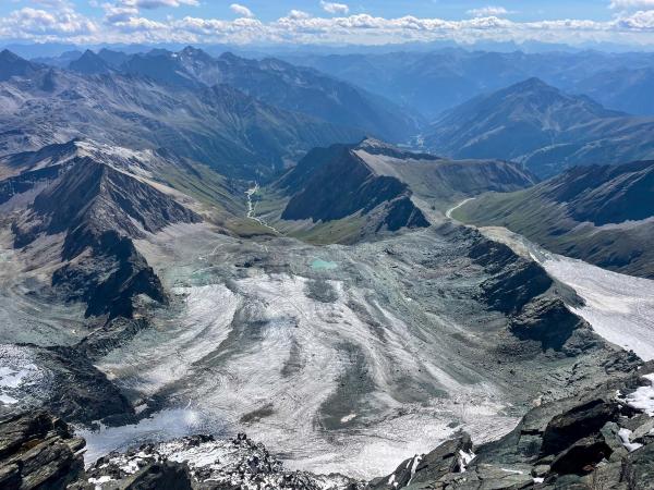 Bild 1 von 12: Im Bild: Die Gletscherzone am Großglockner: ein dramatischer Rückgang des Eises wird seit Jahren beobachtet. Die Gipfelbereiche waren früher das ganze Jahr im Eis.