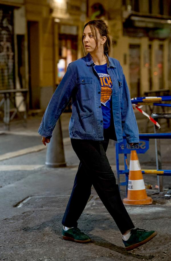 Bild 1 von 2: Alice (Kaley Cuoco) ist nun nicht mehr nur Jägerin, sondern auch Gejagte!