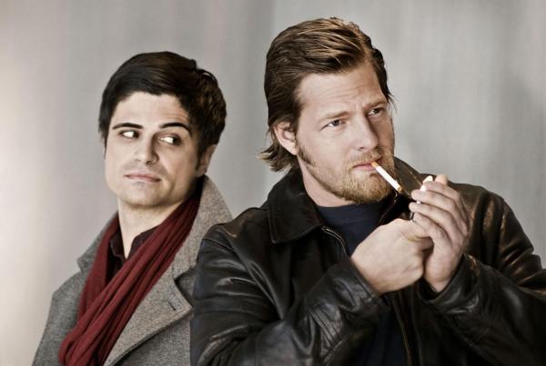 Bild 1 von 27: (1. Staffel) - Zunächst kommt der korrekte Andreas Kringge (Maximilian Grill, l.) mit den antiquierten und hemdsärmeligen Ermittlungsmethoden seines neuen Kollegen Mick Brisgau (Henning Baum, r.) überhaupt nicht klar ...