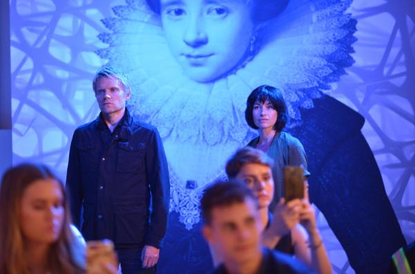 Bild 1 von 1: Kommissar Piet Van der Valk (Marc Warren, li.) und seine Kollegin Inspector Lucienne Hassel (Maimie McCoy) besuchen die Modeschau der Fashion-Unternehmerin Claudia Cabrera.