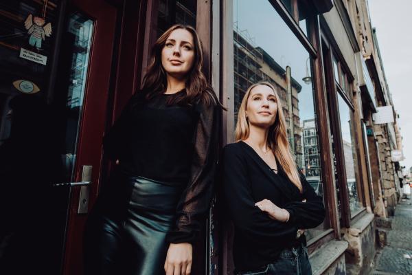 Bild 1 von 4: Paulina Krasa (l.) und Laura Wohlers (r.), die beiden Presenterinnen der \