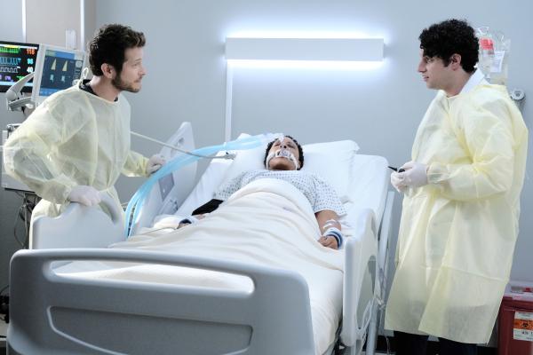Bild 1 von 22: (v.l.n.r.) Dr. Conrad Hawkins (Matt Czuchry); Sophia Masters (Kwajalyn Brown); Ezra Dreyfuss (Eli Gelb)