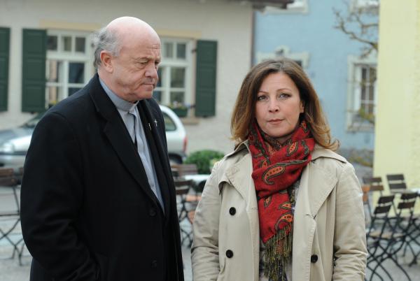 Bild 1 von 8: Ella beichtet Pfarrer Kurz, dass sie Patrick die Wahrheit nicht mehr sagen will. Von links: Pfarrer Kurz (Hans Stadlbauer) und Ella Westenrieder (Bettina Redlich).