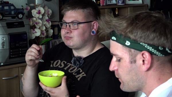 Bild 1 von 2: S13E25: Damian und Partner Lukas sind bei Brigitte zum Essen eingeladen und möchten sich mit einer kleinen Geste bedanken.