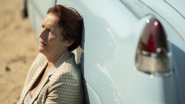 Bild 1 von 8: Carolyn (Fiona Shaw)