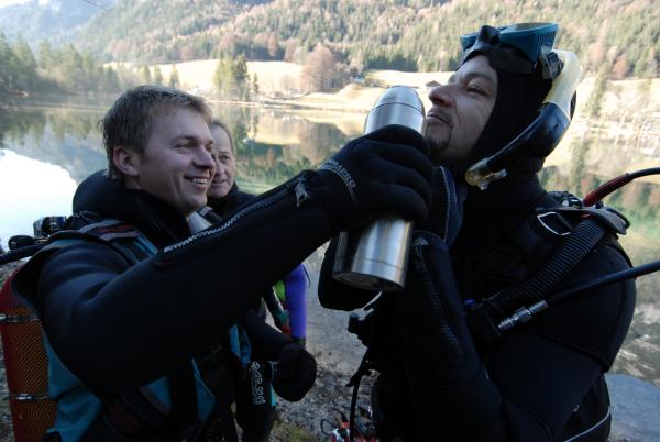 Bild 1 von 6: Der Tierfilmer Jan Haft (rechts) und seine Mitstreiter lassen sich in dem Film \