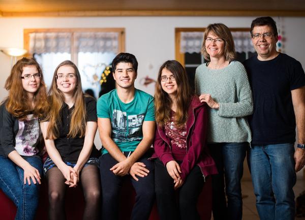 Bild 1 von 2: SRF bi de Lüt  Unser Dorf  Folge 1