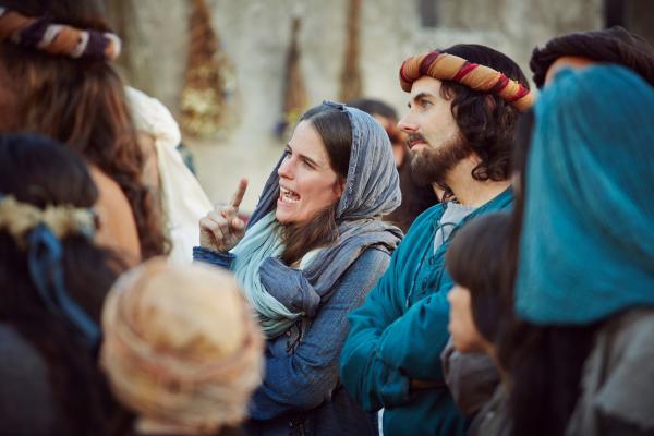 Bild 1 von 12: Isabell Polak und Carsten Strauch als Zuhörer der Bergpredigt Jesus.