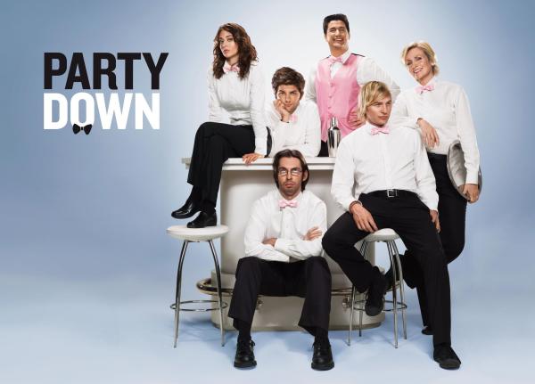 Bild 1 von 8: (1. Staffel) (im Uhrzeigersinn) Casey Klein (Lizzy Caplan); Henry Pollard (Adam Scott); Ron Donald (Ken Marino); Constance Carmell (Jane Lynch); Kyle Bradway (Ryan Hansen); Roman DeBeers (Martin Starr)