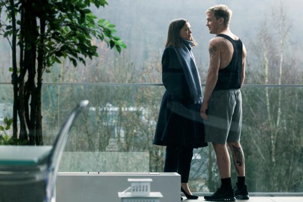 Bild 1 von 3: Jana (Paula Beer) benötigt Adams (Albrecht Schuch) Hilfe. Sie hat einen geheimen Plan.