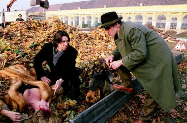 Bild 1 von 8: Im Bild: Kommissar Richie Moser (Tobias Moretti, mi.) und Kriminalassistent Stockinger (Karl Markovics, re.) finden die ermordete Ines Wieland (Ingrid Köstler) in einem Laubhaufen.