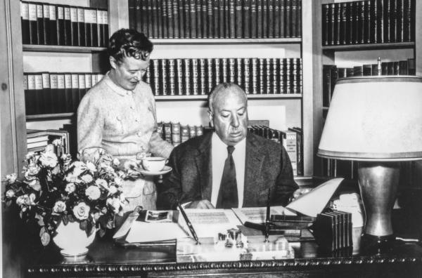 Bild 1 von 3: Hinter der berühmten Silhouette Hitchcocks verbergen sich zwei Personen, die untrennbar miteinander verbunden waren: Hitch und Alma.