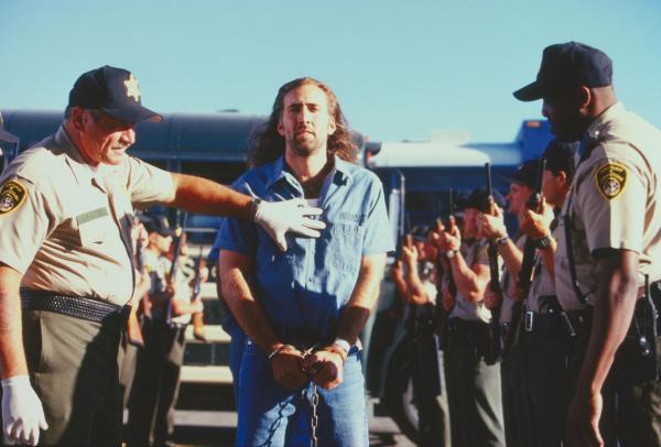 Bild 1 von 6: Einst war Cameron Poe (Nicolas Cage, M.) ein hochdekorierter Soldat - bis er vor acht Jahren einen Mann tötete, um seine schwangere Frau zu verteidigen. Nach seiner Entlassung aus dem Gefängnis steht nun der Heimflug zu seiner Frau und Tochter an, mit an Bord: Ausgerechnet eine Gruppe Schwerstkrimineller, die in ein Hochsicherheitsgefängnis verlegt werden soll ...