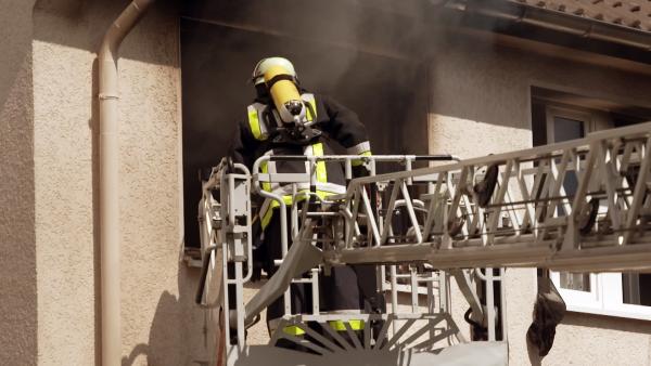Bild 1 von 5: Die Männer der Feuerwehrwache in Essen werden über mehrere Wochen begleitet. Sie sind vor Ort und helfen, wenn auf einmal ganze Existenzen in Schutt und Asche liegen.