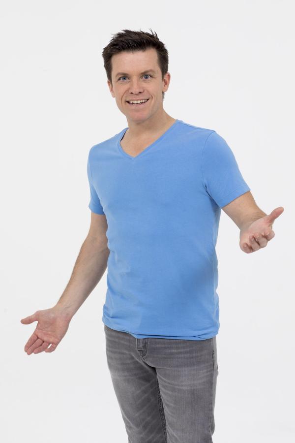 Bild 1 von 17: Benedikt Weber ist zurück im Disney Channel und stellt sich ab Frühjahr in DIE BENI CHALLENGE scheinbar unmöglichen Herausforderungen: Kann ein Mensch 100 Meter weit mit nackten Füßen übers Wasser laufen? Oder unter Wasser eine Bratwurst grillen? Natürlich nicht!... Oder etwa doch? Benedikt findet es raus, egal wie und egal womit, denn \