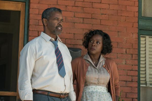 Bild 1 von 6: Troy Maxson (Denzel Washington, l.); Rose Maxson (Viola Davis, r.)