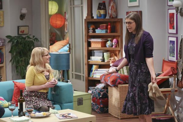 Bild 1 von 10: Penny und Bernadette (Melissa Rauch, l.) versuchen, Amy (Mayim Bialik, r.) etwas aufzuhübschen, da sie ein Date mit Dave hat, während Sheldon seine Freunde damit beauftragt, ihm eine neue Freundin zu suchen ...