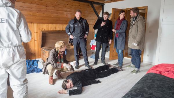Bild 1 von 10: Rechtsmedizinerin Helene Sturbeck (Katharina Blaschke), Pöhlmann (Dominic Boeer), Joost (Nike Fuhrmann), Timmermann (Mathias Junge), Sebastian Meißner (Tino Kieschnik).