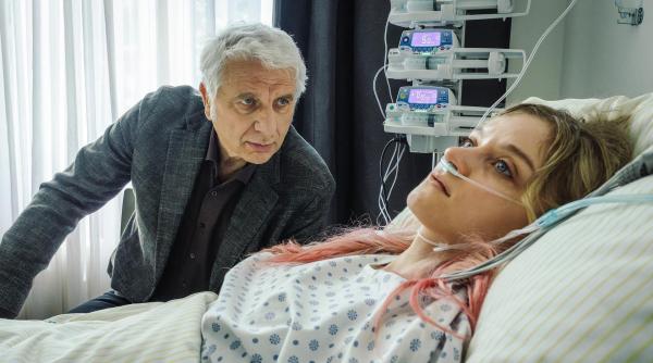 Bild 1 von 25: Im Bild: Kriminalhauptkommissar Franz Leitmayr (Udo Wachtveitl) versucht es allein, bei Kara Roth (Lara Feith) an Informationen zu kommen.