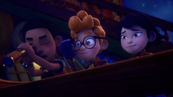 Bild 1 von 4: Gespannt beobachten die Sardinen Alexander (M.), Zoe (r.) und Finn (l.) das nächtliche Rendezvous von Käpt'n Flint mit seiner Meerjungfrau.