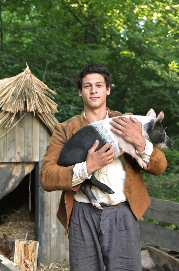 Bild 1 von 7: Prinz Augustin aus dem Königreich Lichterwald (Emilio Sakraya) als Schweinehirt