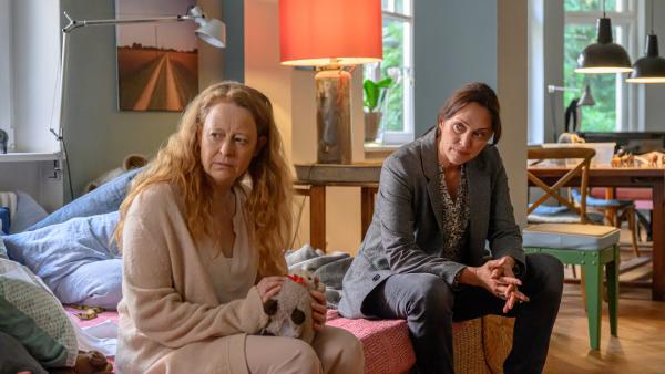 Bild 1 von 5: Nele Bergmanns (Hannah von Peinen, l.) Sohn kam bei einem Autounfall ums Leben, den Sophia verursacht hat. Erst vor Kurzem hat sie Sophia bedroht, weil die nur zu einer Geldstrafe verurteilt worden war. Hat die trauernde Mutter das Gesetz in die eigene Hand genommen? Für Karoline Joost (Nike Fuhrmann, r.) ist sie verdächtig.